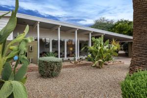 Mid-Century Marvel - Poolside Patio with Spa & Bocce