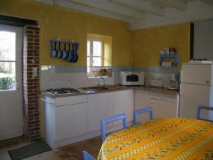 Maisons de vacances Charmant gite au chateau renove, parc prive, 2 chambres, proche Nevers et circuit Magny Court - FR-1-489-163 : photos des chambres
