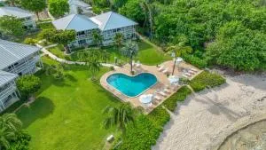 7 Mile Beach, 2BR Ground Floor Oceanfront Condo with Pool and large Patio, Sleeps 6 - Lambert House