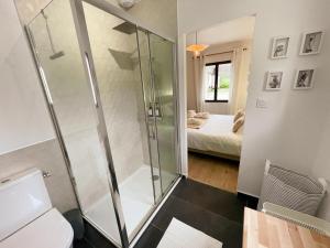 Maisons de vacances Gite de luxe avec piscine chauffee et SPA au coeur du Val de Loire - FR-1-381-615 : photos des chambres