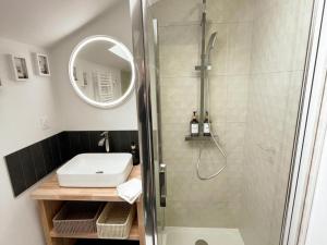 Maisons de vacances Gite de luxe avec piscine chauffee et SPA au coeur du Val de Loire - FR-1-381-615 : photos des chambres