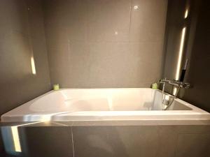 Elegant & Low Rise 2 Bedrooms