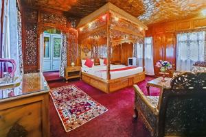 Dilnaaz group of houseboats