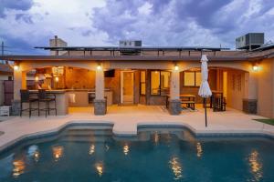 Champions Oasis Home - Near the Stadui2007m withPool & Grill