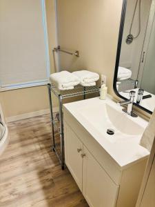 Upper Floor 1 Bedroom Suite with Parking