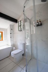 Rainbow Cottage, A Detached House with Hot Tub and private parking