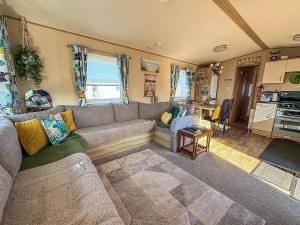 Lovely 6 Berth Caravan With Decking To The Side In Heacham Ref 21040E