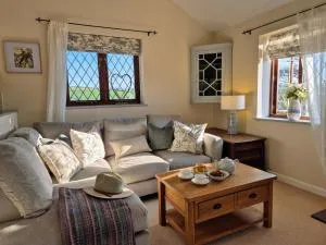 Lovely Little Garden Cottage, Tamar Valley, Cornwall - Linkinhorne