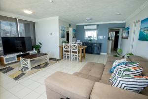 Beachfront Bliss - Views Pool & Café Next Door