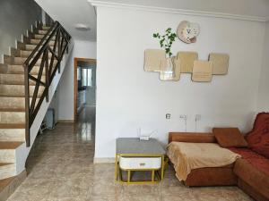 4-Bed Villa Sleeps 8 Pets Ok & 10 min to Beach