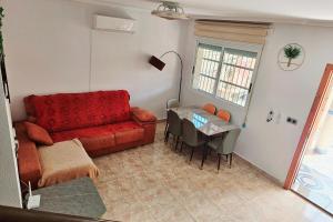 4-Bed Villa Sleeps 8 Pets Ok & 10 min to Beach