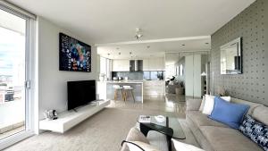 Best Beachfront Location In Manly w Stunning Views