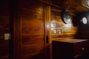 Floating Ship Hotel in Uluwatu with Sixteen beds