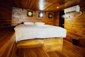 Floating Ship Hotel in Uluwatu with Sixteen beds