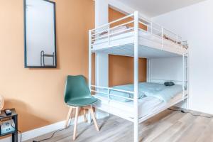 Serenity House, parking, near metro 7