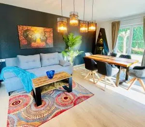 The Villa Toscana, a serene retreat with lush green lawns, terrace & private garage - Oberteuringen