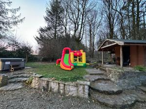 Country Cottage Sleeps 6 w Hot Tub & Dog-Friendly