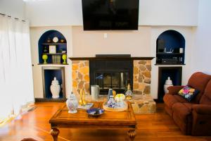 Villa de La Rosa with Pool & BBQ Area Wine Country