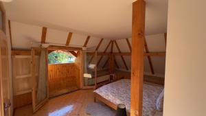 Casa cu Stuf - Căsuță de Poveste cu Acoperiș de Stuf Refugiu Rustic și Modern în Natură lângă pârâu Loc de joaca pentru Copii Parcare Foișor