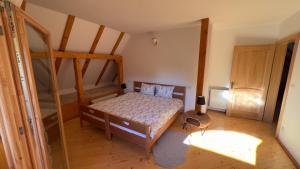 Casa cu Stuf - Căsuță de Poveste cu Acoperiș de Stuf Refugiu Rustic și Modern în Natură lângă pârâu Loc de joaca pentru Copii Parcare Foișor