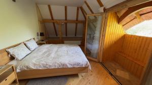 Casa cu Stuf - Căsuță de Poveste cu Acoperiș de Stuf Refugiu Rustic și Modern în Natură lângă pârâu Loc de joaca pentru Copii Parcare Foișor