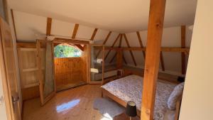 Casa cu Stuf - Căsuță de Poveste cu Acoperiș de Stuf Refugiu Rustic și Modern în Natură lângă pârâu Loc de joaca pentru Copii Parcare Foișor