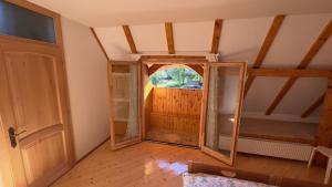 Casa cu Stuf - Căsuță de Poveste cu Acoperiș de Stuf Refugiu Rustic și Modern în Natură lângă pârâu Loc de joaca pentru Copii Parcare Foișor