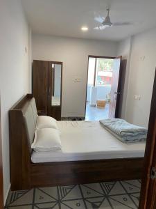 Simple Belle by Half Orangee with Swimming Pool ,Near to Beach -Clubs - Hill Top best for Corporate Bookings-Summer vacation!!