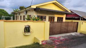 Vacation Ipoh Homestay for 12 Pax 4 Bedrooms for Delicious Food