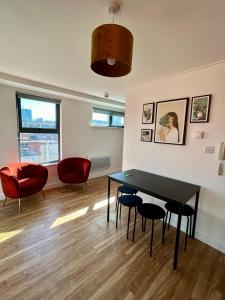 City Centre 2 bed apartment with a balcony