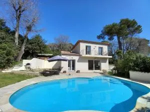 VALBONNE Villa récente avec piscine - 穆昂萨尔图