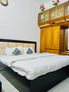 Private Bedroom 15 mins from Kashi Vishwanath Temple