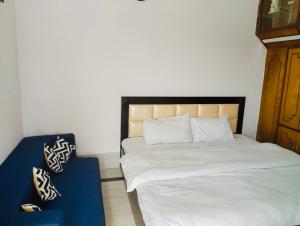 Private Bedroom 15 mins from Kashi Vishwanath Temple