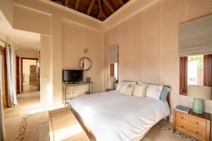 Dream Stay! 15 Guests, Big Pool with Heating Option at Extra Cost, Sea view!