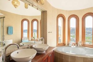 Dream Stay! 15 Guests, Big Pool with Heating Option at Extra Cost, Sea view!