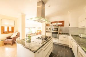 Dream Stay! 15 Guests, Big Pool with Heating Option at Extra Cost, Sea view!