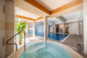 WHY NOT Apartamenty widokowe Szymaszkowa Residence, z basenem