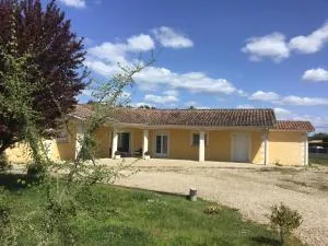 Une chambre pour deux avec accès à la piscine - Minzac