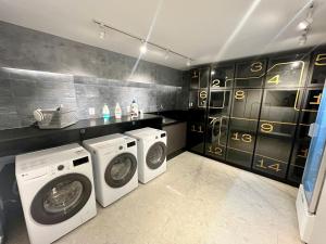 Hyde Park- by Living