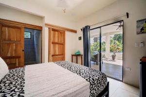 Secluded Jungle Home 5 min walk to the beach - Casa Garza