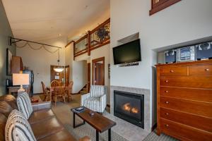 B302 One Bedroom & Loft Lake View