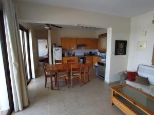Othello Apartment with Pool, Balcony, Rooftop Hot Tub & 800 m walk to sandy beach