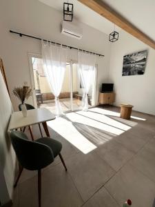 Maisons de vacances MAISON T3 avec exterieur 5 couchages, 3 lits, 2 chambres, BORDEAUX a 10min, TRAM C a 200m, Parc jeux enfants : photos des chambres