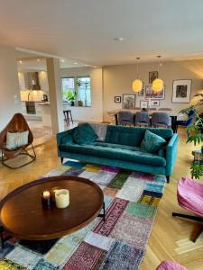 Central villa with social spaces