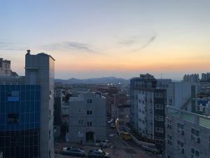 Tiny Colourful Studio in Busan near Dongseo University with free Parking lot