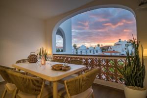 CASA ZUZA - AC, heated pool, 2 terraces, 2 bedrooms & bathrooms, tv channels