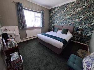 Double Room with Shared Bathroom room in Westbrook Lodge Guest House