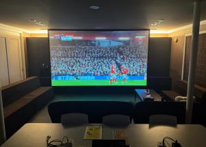 Biei Terrace 1F ソファベッド7台170型プロジェクタ78平米大型スタジオルームシャワー付き-浴槽無し- - 4hvězdičkové hotely ve městě Biei