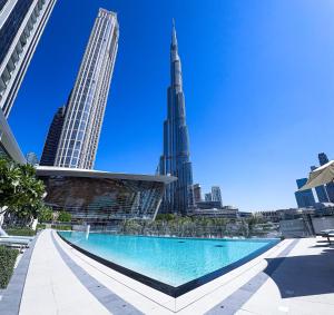 GRANDE SIGNATURE with a direct Burj Khalifa view and Private Fountain Show with DXB AIRPORT VIP Shuttle option for 8 guests
