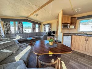 Cosy 8 Berth Caravan For Hire At Manor Park In Hunstanton Ref 23065T